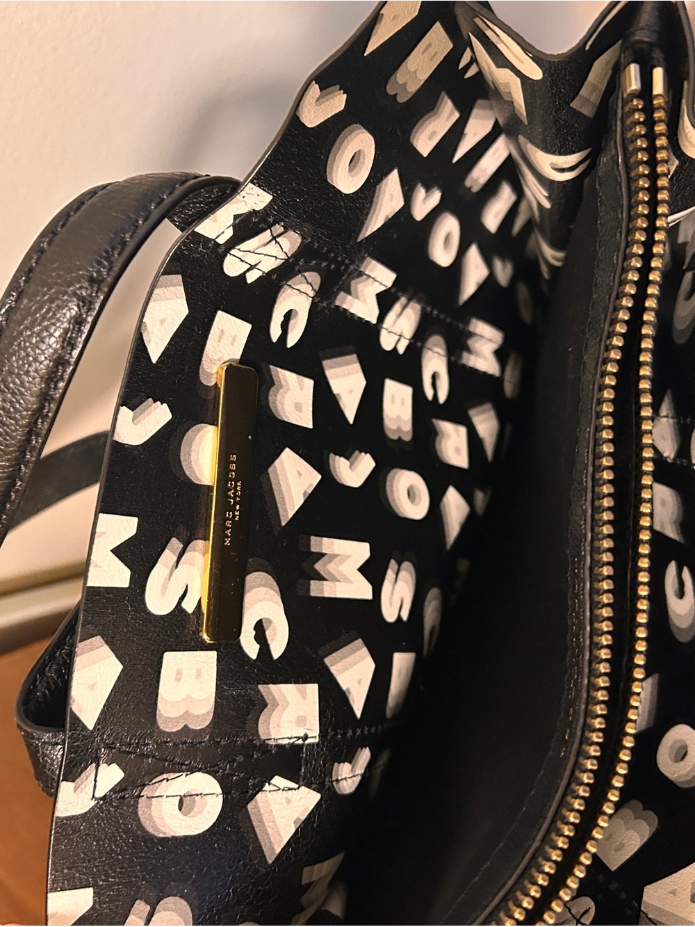 Marc Jacobs Black Pebbled Leather Vertical Tote with Gold Logo - Picture 4 of 7